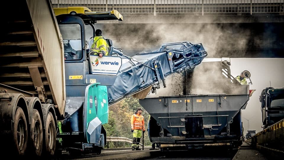 Modern offset asphalt feeder with pivoting conveyor for flexible logistics in tunnel and bridge construction – refurbished by werwie