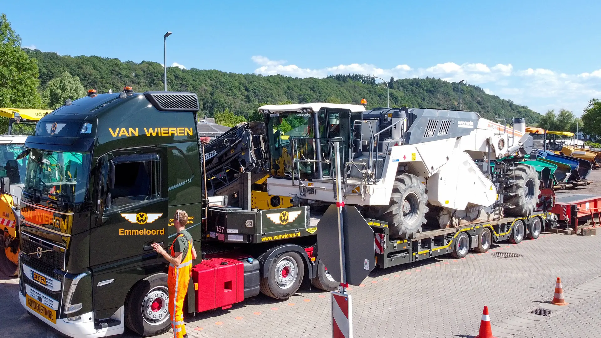 Zuverlässig koordinierter Baumaschinentransport und weltweite Zollabwicklung für Straßenbau- und Erdbaugeräte bei werwie.