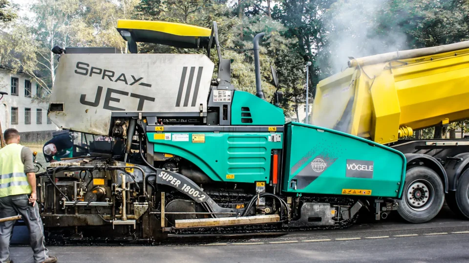 Vögele Spray-Jet Asphaltfertiger im Einsatz – werwie Maschinenbewertung und Inzahlungnahme für gebrauchte Baumaschinen.