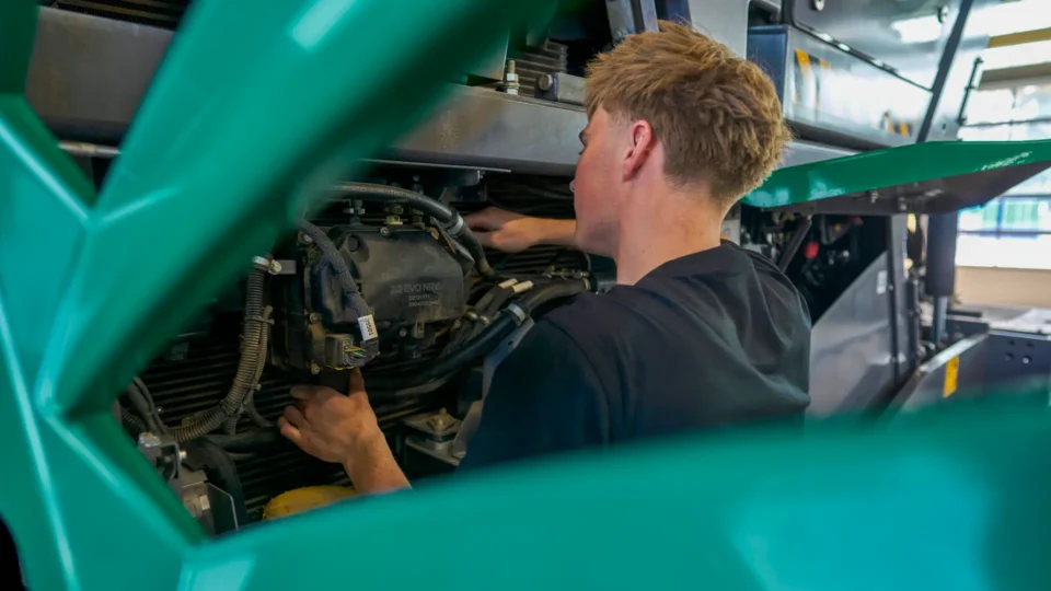 Mechaniker führt Instandsetzung in der meistergeführten Werkstatt durch