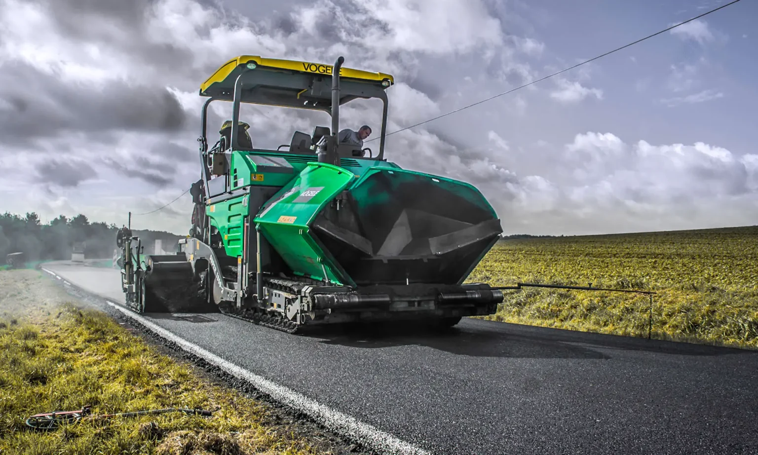 Vögele Asphaltfertiger der Universal Class beim Einbau von Asphalt auf einer Landstraße.